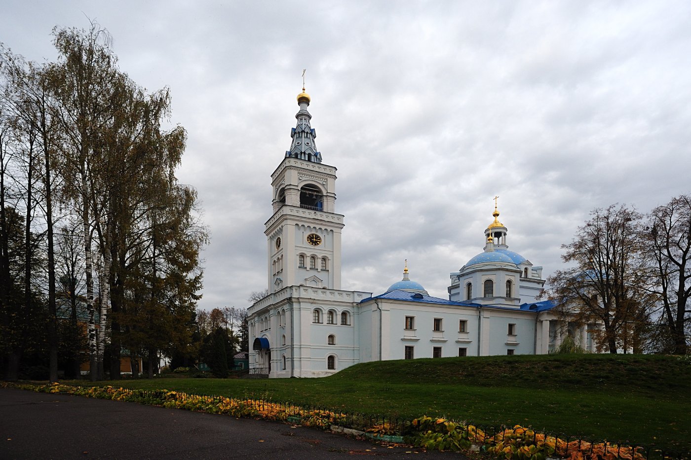 Спасо-Влахернский монастырь в Деденево. Деденево монастырь Влахернской Божьей матери. Влахернский монастырь Деденево общий вид. Влахернский монастырь Деденево вид через реку.